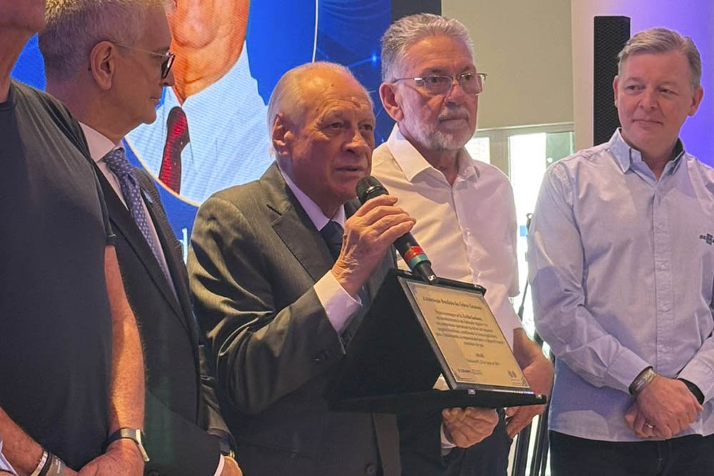 Ercílio recebe homenagem da Abase